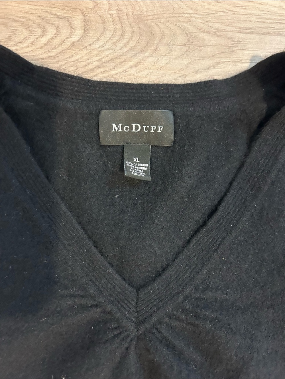 100% Cashmere McDuff Black V-Neck Sweater for Women - Picture 3 of 4